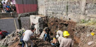 Bomberos rescatan con vida a dos obreros que quedaron soterrados en una construcción en Comayagüela