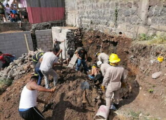 Bomberos rescatan con vida a dos obreros que quedaron soterrados en una construcción en Comayagüela