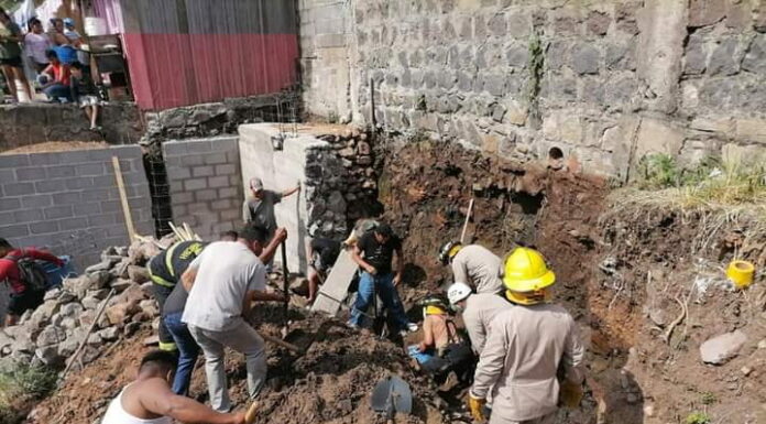 Bomberos rescatan con vida a dos obreros que quedaron soterrados en una construcción en Comayagüela