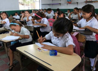 Es urgente retornar a clases semipresenciales asegura el ministro de educación Arnaldo Bueso