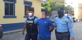 Por femicidio agravado, homicidio y otros delitos agentes preventivos detienen a un ciudadano en Atlántida