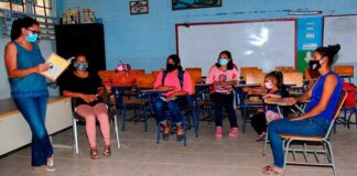 La Secretaría de Salud recomendó al IHSS priorizar en la vacuna antiCovid para docentes