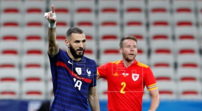 3-0. Mbappé y Griezmann eclipsan la vuelta de Benzema, que falló un penalti
