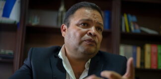 “Aquí los corruptos y narcotraficantes se pasan premiando», dice Jari Dixon refiriéndose al reconocimiento del IAIP a Invest-H