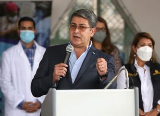 Aprovechar la tragedia humana para sacar ganancia política atacando la vacunación, es inaceptable, dice Presidente Hernández