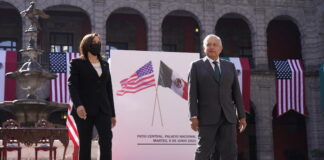 Kamala Harris llega al Palacio Nacional de México para reunirse con López Obrador