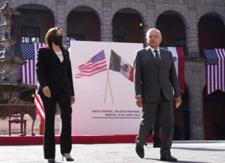 Kamala Harris llega al Palacio Nacional de México para reunirse con López Obrador