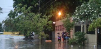 Lluvias dejan calles inundadas en zona norte de Honduras