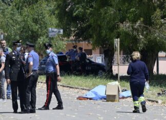 Mata a un anciano y dos niños en las afueras de Roma y después se suicida