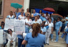 Enfermeras y enfermeros exigen reasignación de plazas durante protestas en la capital