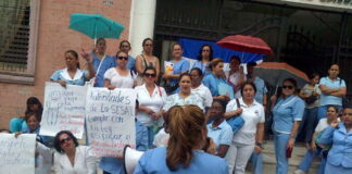 Enfermeras y enfermeros exigen reasignación de plazas durante protestas en la capital