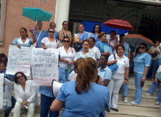 Enfermeras y enfermeros exigen reasignación de plazas durante protestas en la capital