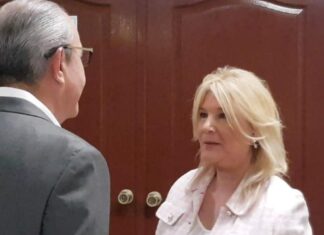 Condenan a 10 años de cárcel a la esposa del expresidente Saca en El Salvador