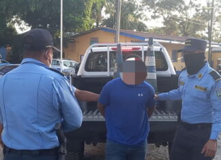 Por feminicidio agravado, homicidio y otros delitos agentes preventivos capturan a un ciudadano en Atlántida