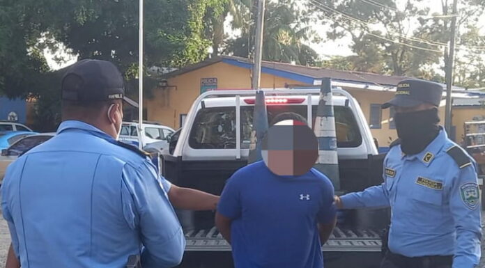 Por feminicidio agravado, homicidio y otros delitos agentes preventivos capturan a un ciudadano en Atlántida