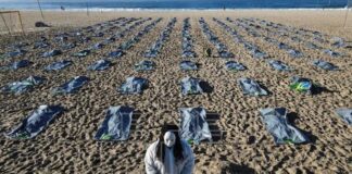 Rosas rojas en Copacabana en memoria de 500.000 víctimas de covid en Brasil