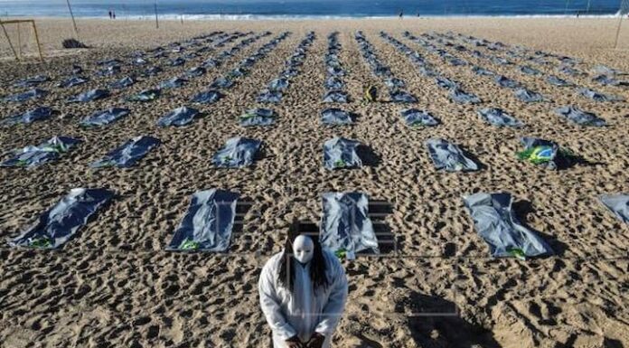 Rosas rojas en Copacabana en memoria de 500.000 víctimas de covid en Brasil