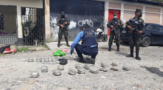 Detienen a dos ciudadanos en posesión de 65 libras de supuesta marihuana en Copán