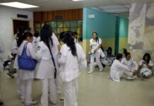 Se retiran cuatro médicos de su servicio social por falta de pago de beca