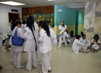 Se retiran cuatro médicos de su servicio social por falta de pago de beca