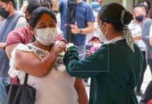 Migrantes centroamericanos reciben vacuna anticovid en la fronteriza Tijuana