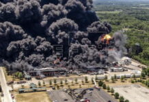 Evacúan a cientos de personas tras explosión en planta industrial de EE.UU.