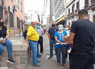 El personal de salud del Hospital Mario Mendoza realiza un plantón exigiendo el pago de nivelaciones salariales y bonos