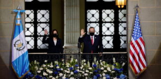 El presidente de Guatemala recibe en el Palacio Nacional a Kamala Harris