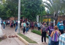 Ciudadanos protestan ante la falta de vacunas anticovid frente a la UPNFM