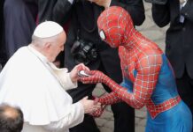 El papa es sorprendido por «Spiderman» en el Vaticano
