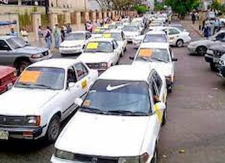 Por incumplimiento por parte del gobierno taxistas paralizan sus unidades