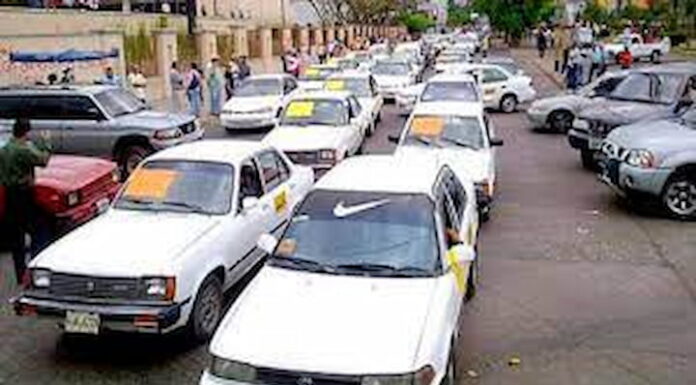 Por incumplimiento por parte del gobierno taxistas paralizan sus unidades