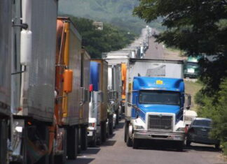Transportistas de carga pesada anuncian paro de labores exigiendo ser inmunizados contra el Covid-19