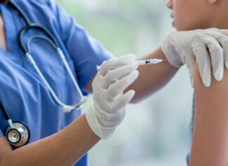 Pediatra hondureño pide vacunación para niños mayores de 12 años con factores de riesgo