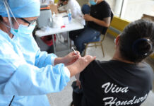 Capitalinos reciben segunda dosis de vacuna anticovid Moderna