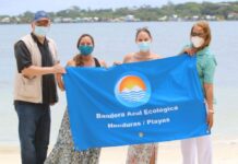 La isla de Utila es galardonada con el premio de la “Bandera Azul Ecológica”
