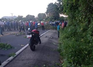 Guatemaltecos bloquean carreteras y exigen renuncia del presidente y fiscal
