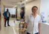 Bolsonaro camina por el hospital y dice que «en breve» estará «de vuelta»