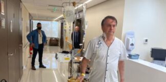 Bolsonaro camina por el hospital y dice que «en breve» estará «de vuelta»