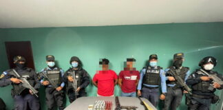 Mediante allanamiento se arresta sujetos en poder de una arma de guerra tipo mini Uzi