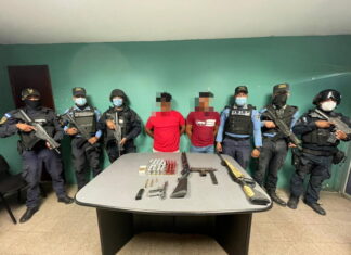 Mediante allanamiento se arresta sujetos en poder de una arma de guerra tipo mini Uzi