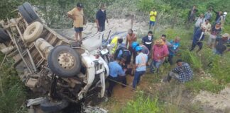 En Olancho funcionarios policiales auxilian conductor y ayudante que quedaron atrapados al accidentarse rastra en que se transportaban
