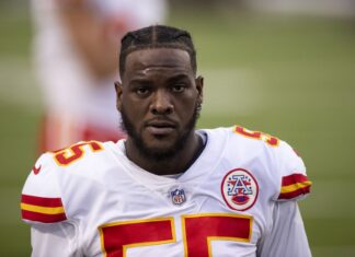 Acusan por posesión de armas a Frank Clark, de los Chiefs de Kansas City