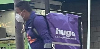 ¡Admirable! Sin importar las limitaciones físicas, un hondureño se gana la vida trabajando en una empresa de envíos