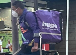 ¡Admirable! Sin importar las limitaciones físicas, un hondureño se gana la vida trabajando en una empresa de envíos