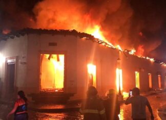 Pavoroso incendio consume varios puestos del mercado municipal de Gracias, Lempira