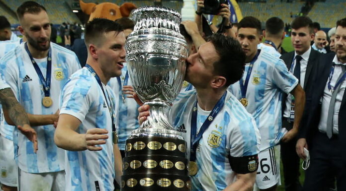 Messi dedica triunfo a Maradona: «seguro nos apoyó desde donde esté»