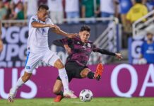 México vence a El Salvador y se queda con el primer lugar del grupo A