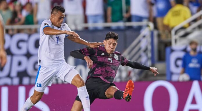 México vence a El Salvador y se queda con el primer lugar del grupo A