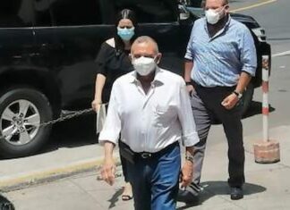 El expresidente Porfirio Lobo Sosa se presentó al Ministerio Público para que lo investiguen por señalamientos en la lista Engel